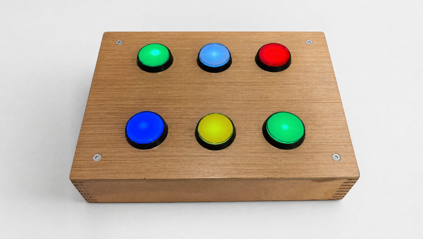 Allehop box with six large illuminated buttons